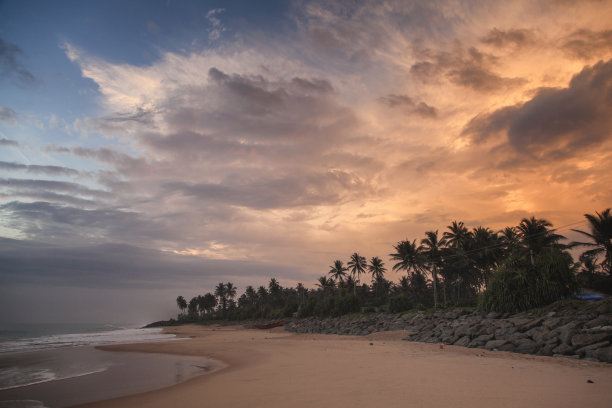 斯里兰卡野生海滩上的日落。