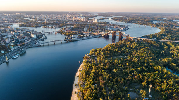 鸟瞰基辅天际线，第聂伯河和图恰尼夫岛，日落在基辅市，乌克兰