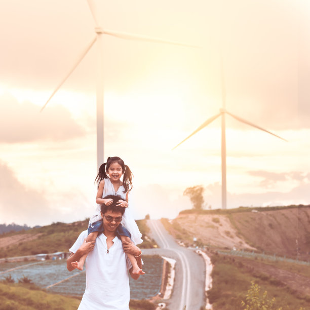 父亲和女儿一起玩在风力涡轮机领域