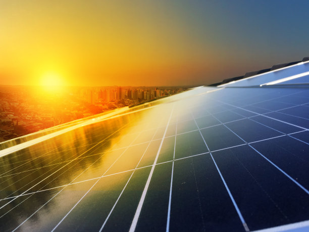 太阳能光伏板安装在屋顶上，替代电力来源
