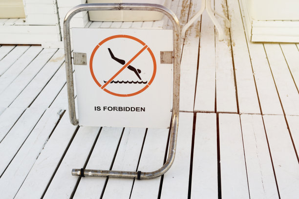 克罗默码头禁止潜水的标志