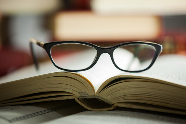 眼镜放在一本书上