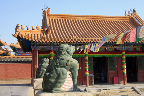 2015年2月6日，内蒙古呼和浩特市，大昭寺的铜狮子雕塑