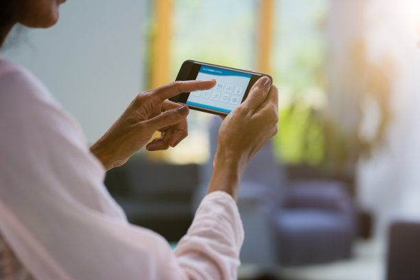 女性使用智能手机