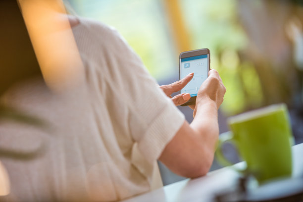 女性使用智能手机