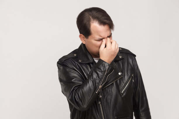 抑郁的男人哭了又歇斯底里