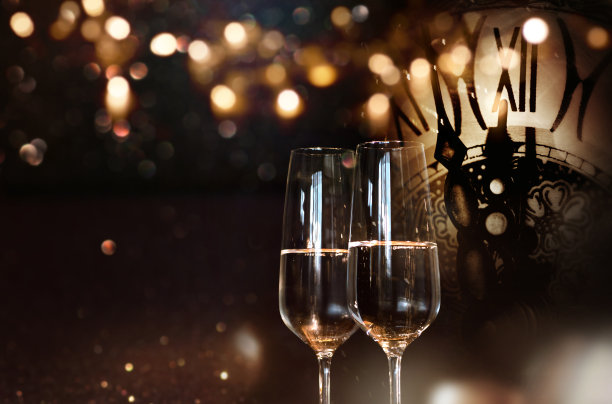 祝你新年快乐，喝香槟