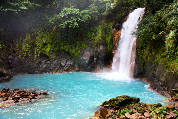 美丽的碧绿碧水的天蓝色瀑布-哥斯达黎加的自然现象