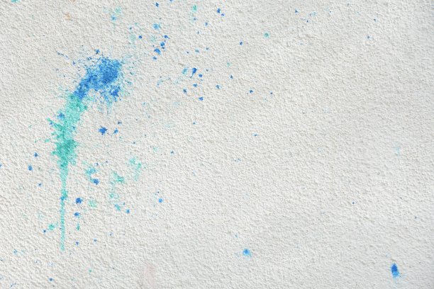 白色的墙上有蓝色的油漆污渍