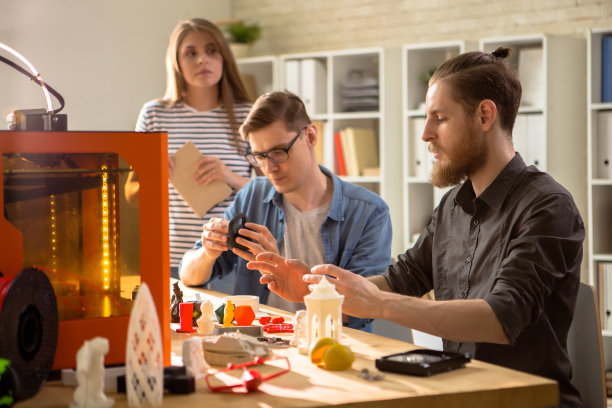 埋头工作的年轻工程师