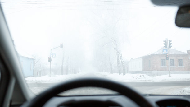 冬天天气不好开车。路上的雾