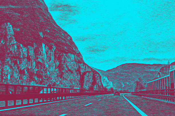 高速公路沿着山区行驶
