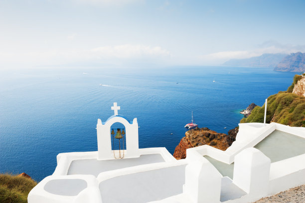 希腊圣托里尼岛的白色教堂