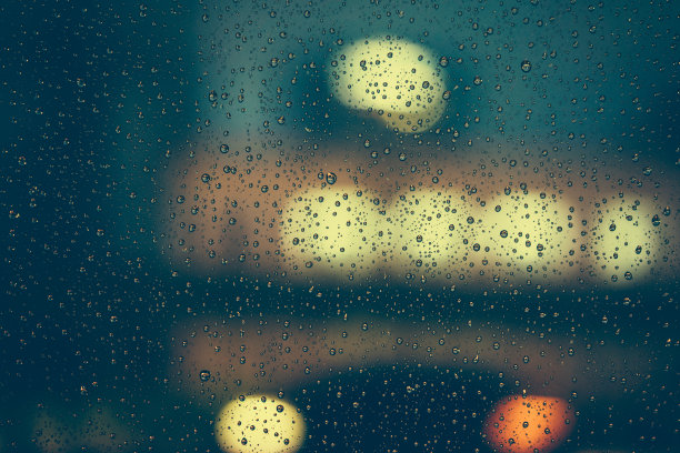 雨落在车窗上