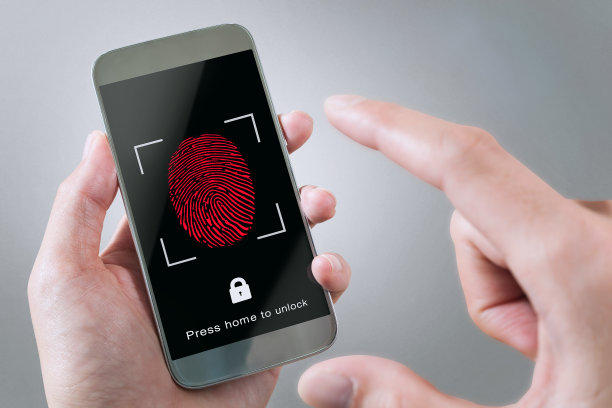 男子正在智能手机上扫描指纹,在灰色背景下解锁手机