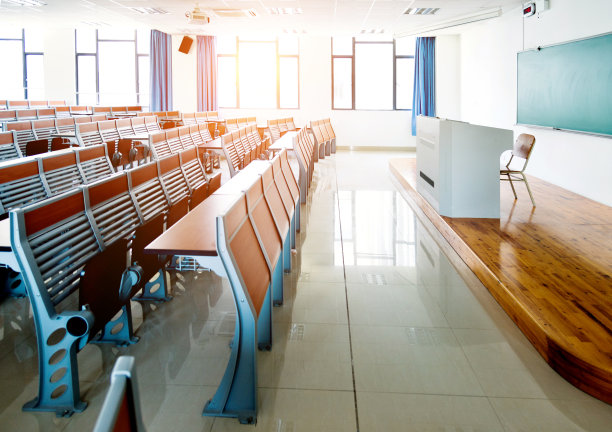 教室里的课桌和椅子
