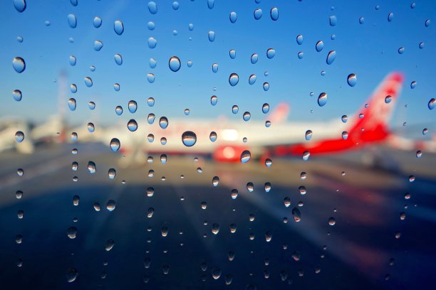 水珠落在飞机窗户上