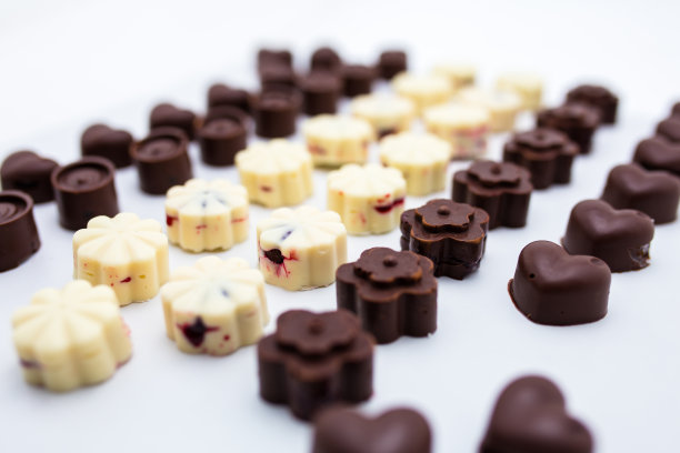 近距离观察美味的什锦巧克力糖果孤立在白色