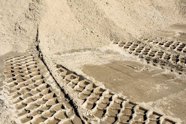 沙地上有推土机的轮胎印