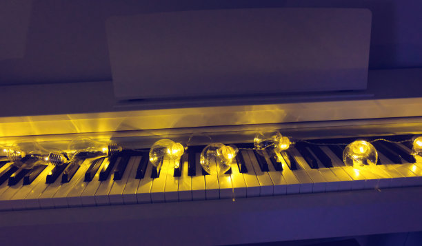 不同灯光下的钢琴
