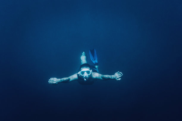 自由潜水者在水下游泳。