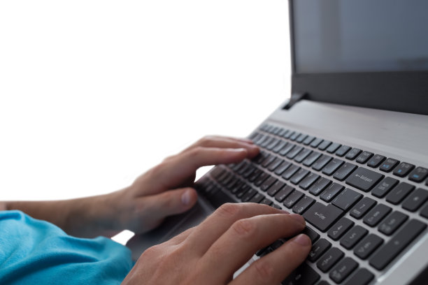 男人的手在笔记本电脑上打字笔记本电脑键盘孤立在白色的背景。在网上浏览信息的人。自由博客，它支持概念