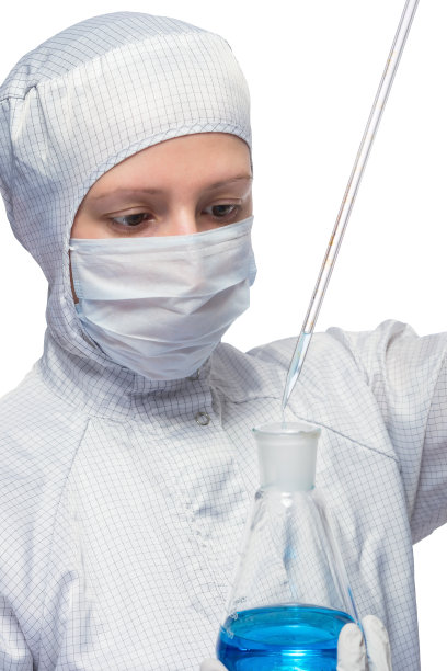 穿制服的女科学家从白色灯泡上分离出一种蓝色液体