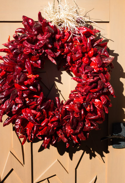 圣达菲风格:门上的圣诞辣椒花圈