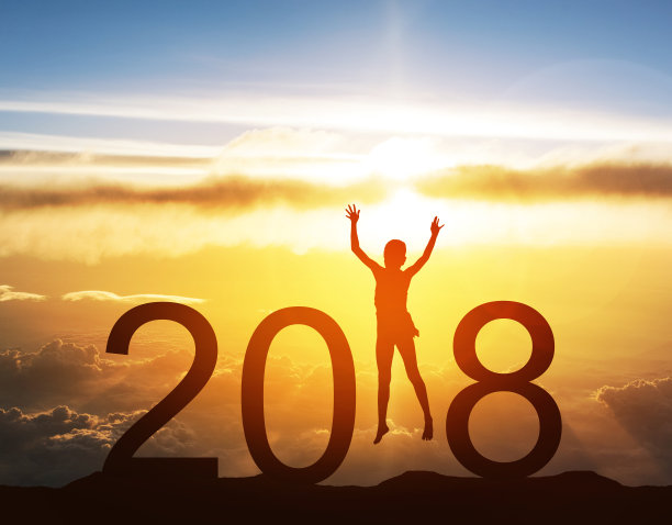 快乐快乐的女孩跳跃着,这是2018年数字标志的一部分,背景是朝阳.