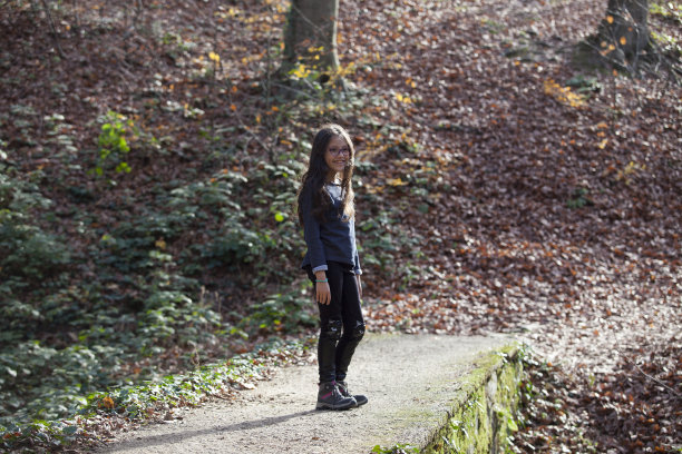 秋天里，女孩在树林里