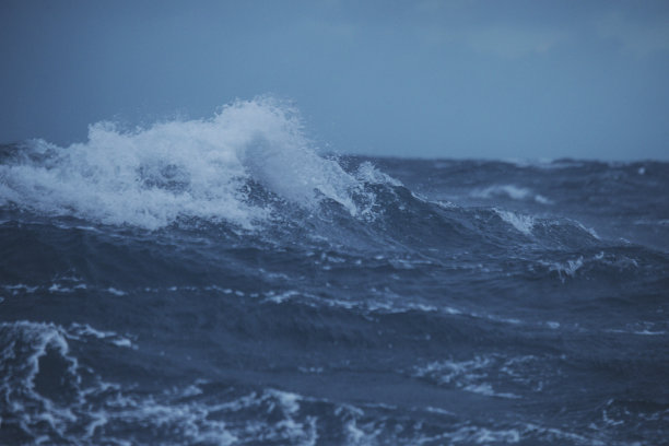 波涛汹涌的大海图片