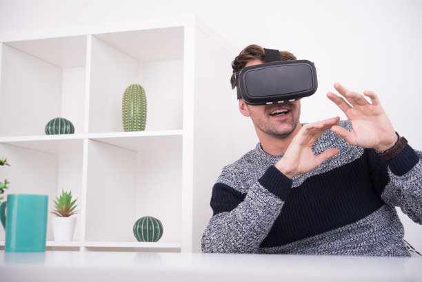 男人享受VR头盔