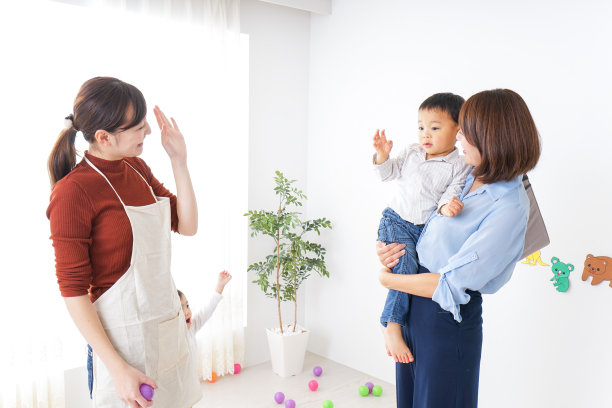 接送孩子上下学的母亲