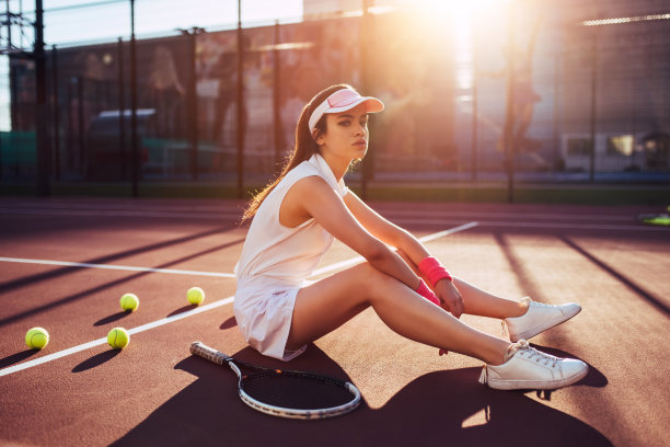 网球场上的女孩.