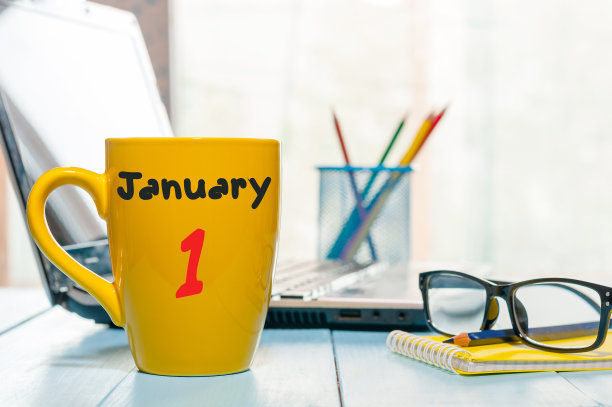 1月1日。月的第一天，日历上的杯早咖啡或茶，老师的工作背景。冬天的时间。文本空白