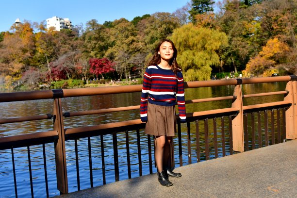 年轻的日本女人在桥上休息，在猪ashira公园，东京