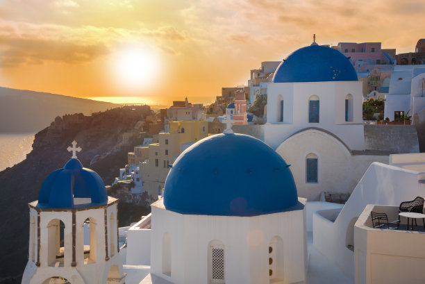 日落时希腊圣托里尼岛的蓝色穹顶