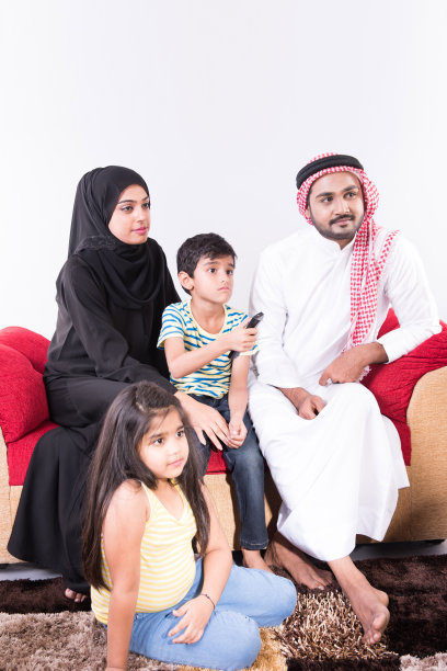 阿拉伯穆斯林家庭在家里共度时光