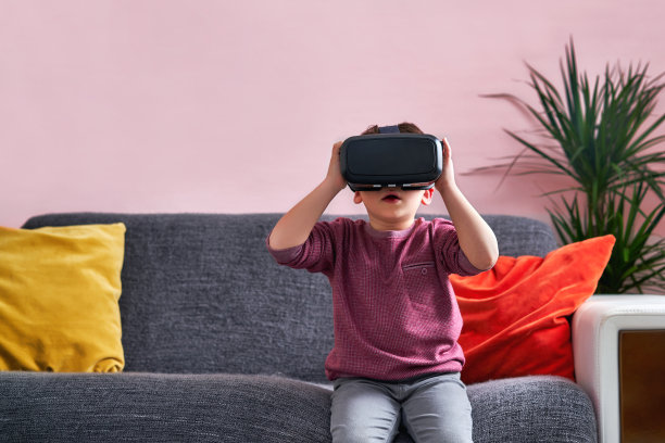 4-5岁可爱的孩子戴着虚拟现实眼镜。