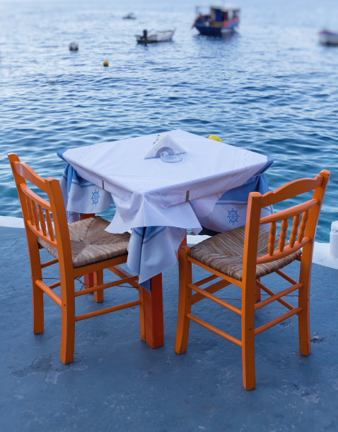 希腊圣托里尼岛美丽的伊亚村的桌子和椅子
