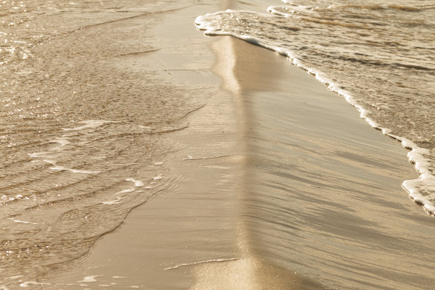 海浪的涟漪拍打着海滩