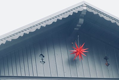 CC-圣诞市场Garmisch-Partenkirchen，巴伐利亚-灰色木屋山墙与红色圣诞星