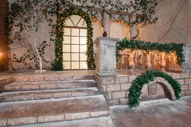 画室或剧院的景色。一个带有楼梯和柱子的老建筑的入口。用花环和冷杉枝装饰的圣诞节装饰品