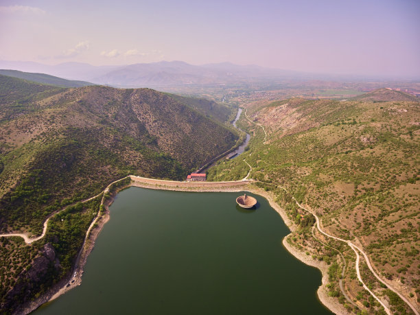 提克维什湖的鸟瞰图和它的大坝;马其顿