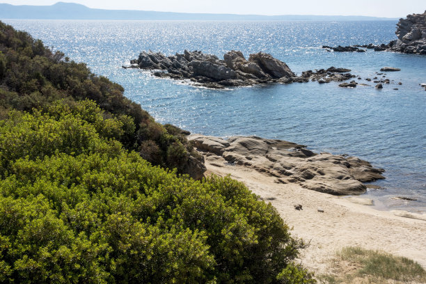 希腊乌拉努波利斯Ammouliani岛的岩石和海边。
