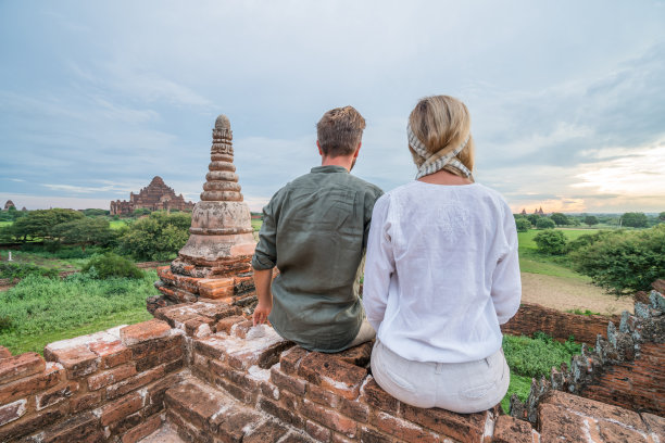 缅甸，一对白种人夫妇在蒲甘考古区观察日出