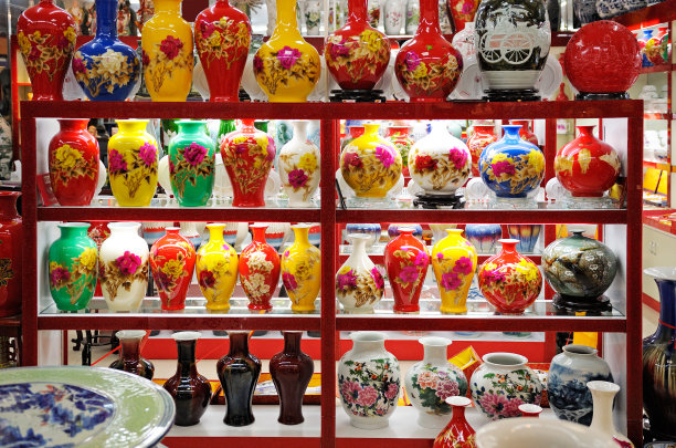 商店展示收集的假“老”中国花瓶