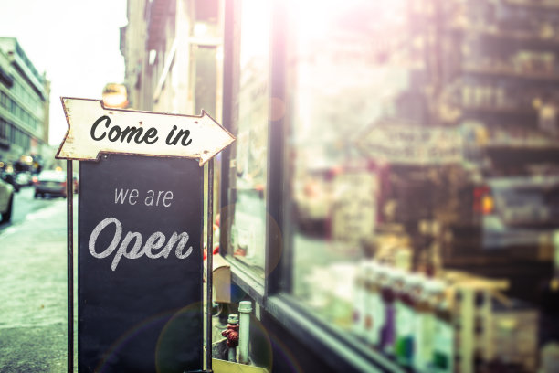 请进,玻璃门上有"开门"的牌子