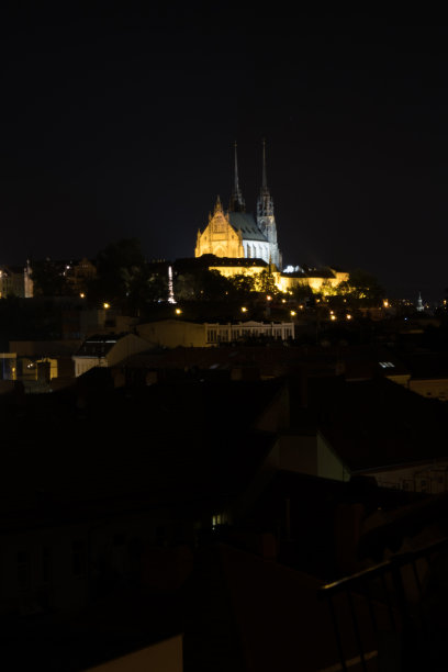 捷克布尔诺的圣彼得和保罗大教堂。在夜晚被黄色灯光照亮的小山上的圣彼得和保罗大教堂。