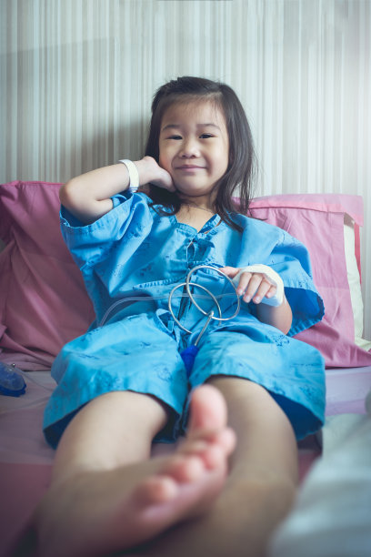 生病亚洲儿童入院与创可贴手上。